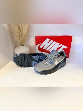 52. Nike Air Max 90 Sneakers - Grey & Black
